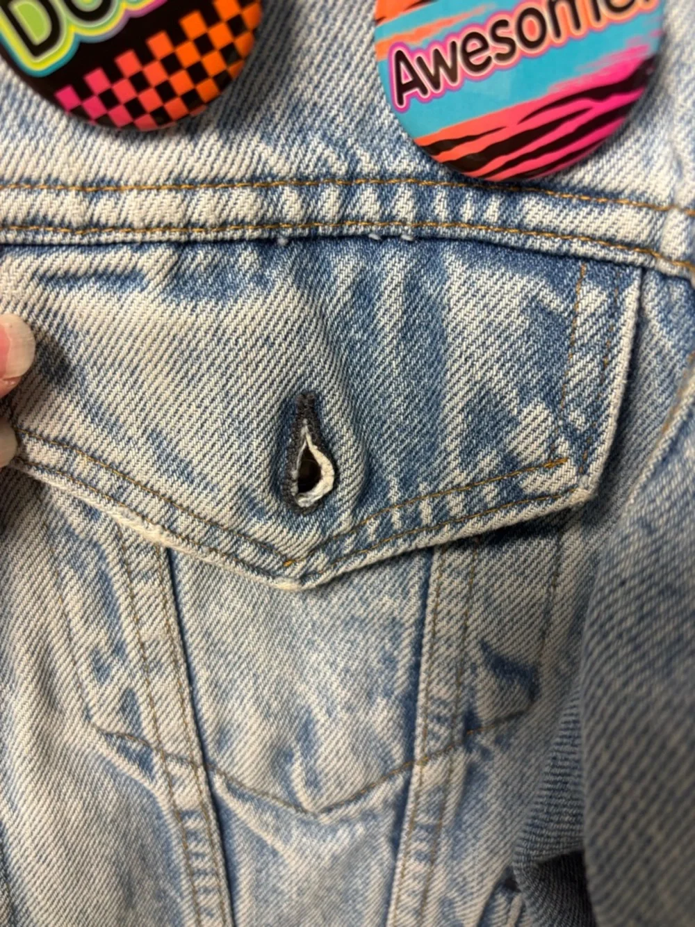 Vintage Levi's Light Blue Denim Jacket with Colorful 80’s Pins - Picture 3 of 10